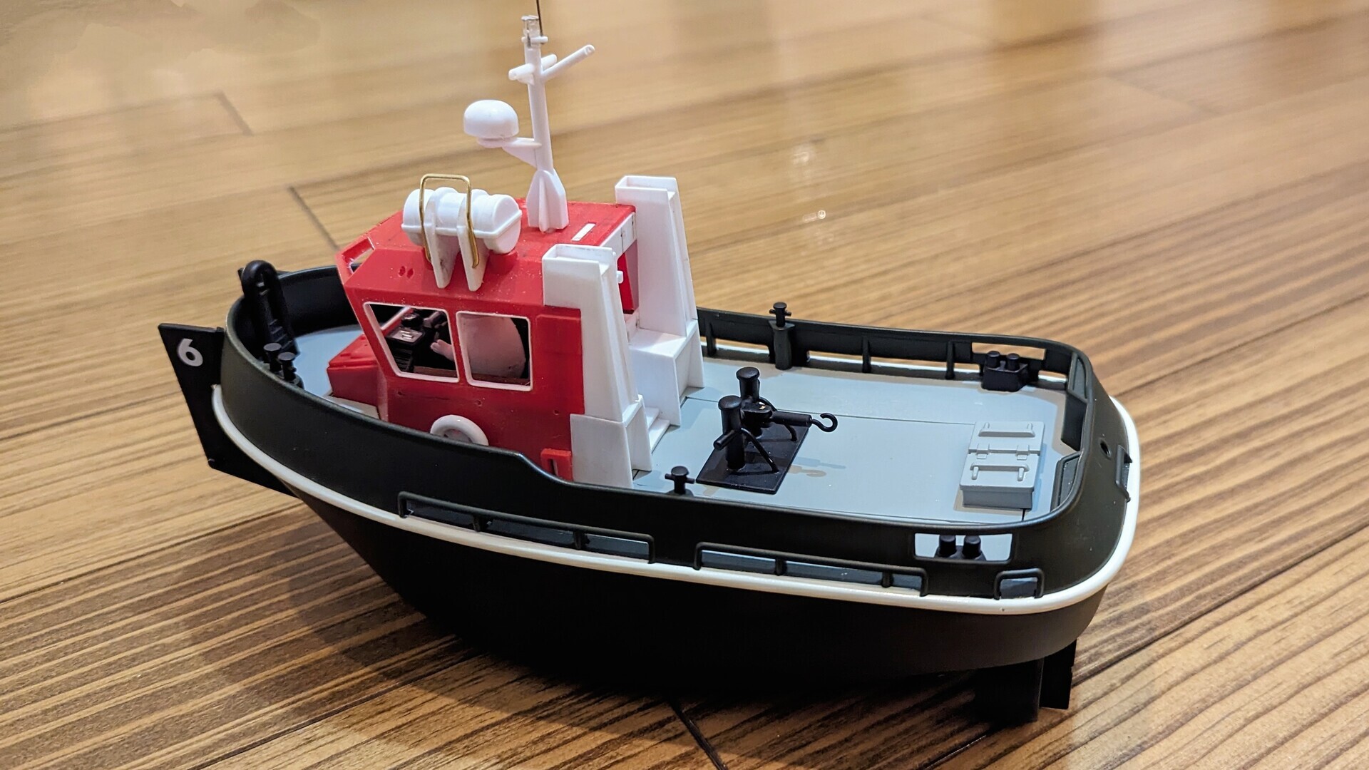 トイラジTUGBOAT 686 改造: 動く小さな船の模型工作室